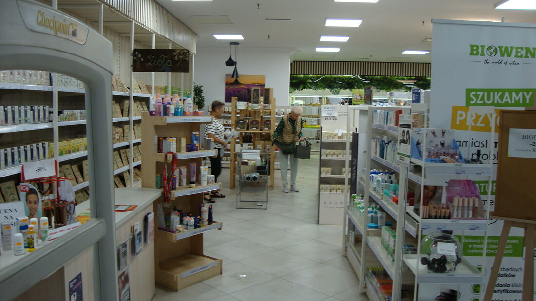 Drewniane regały z naturalnymi produktami Forte Vita